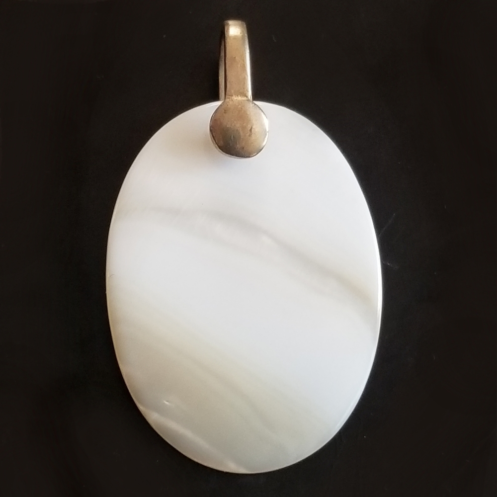 Vintage seashell pendant mother of pearl off white gold tone beach sea shell